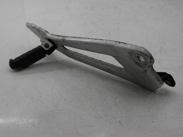 photo de PLATINE CALE PIED ARRIERE DROIT YAMAHA YBR 125 (2004 - 2006) - Vue principale