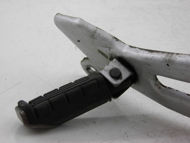 photo de PLATINE CALE PIED ARRIERE DROIT YAMAHA YBR 125 (2004 - 2006) - Détail de la pièce