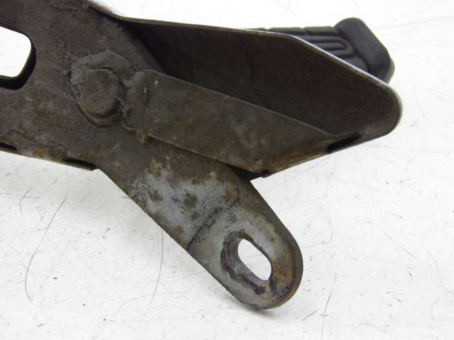 photo de PLATINE CALE PIED ARRIERE DROIT YAMAHA YBR 125 (2004 - 2006) - Autre angle de vue