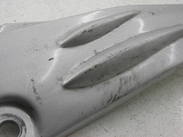 photo de PLATINE CALE PIED ARRIERE DROIT YAMAHA YBR CUSTOM 125 (2008 - 2010) - Détail de la pièce