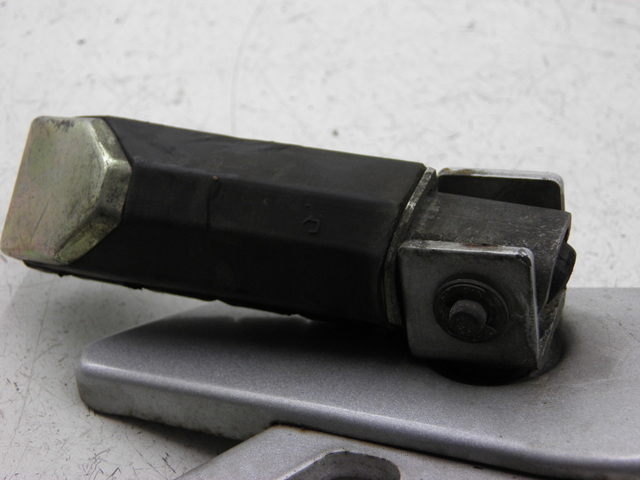 photo de PLATINE CALE PIED ARRIERE DROIT YAMAHA YBR CUSTOM 125 (2008 - 2010) - Gros plan technique