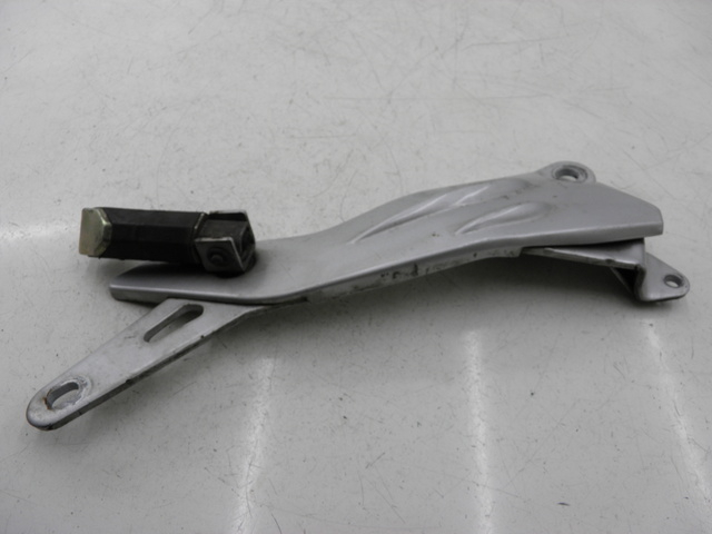 photo de PLATINE CALE PIED ARRIERE DROIT YAMAHA YBR CUSTOM 125 (2008 - 2010) - Points de fixation