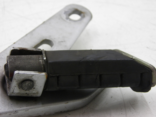 photo de PLATINE CALE PIED ARRIERE DROIT YAMAHA YBR CUSTOM 125 (2008 - 2010) - Pièce contrôlée