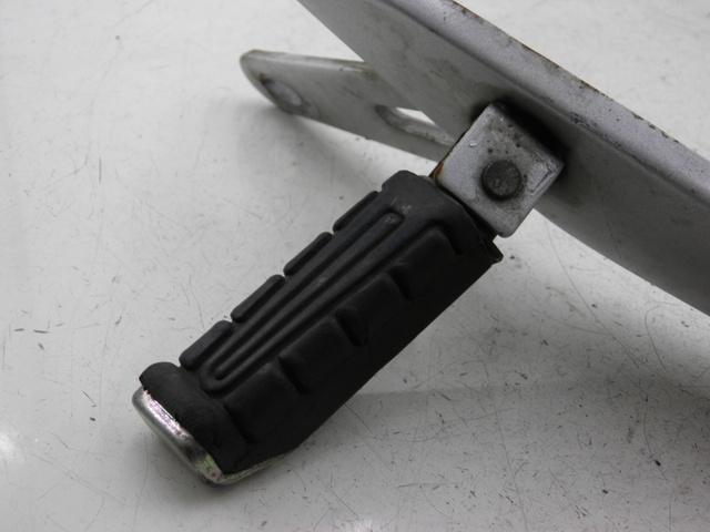 photo de PLATINE CALE PIED ARRIERE DROIT YAMAHA YBR CUSTOM 125 (2008 - 2010) - Marquages et références