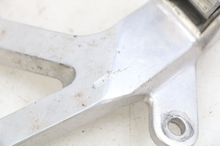 photo de PLATINE CALE PIED ARRIERE DROIT YAMAHA YZF R THUNDERCAT 600 (1996 - 2003) - Vue d’ensemble