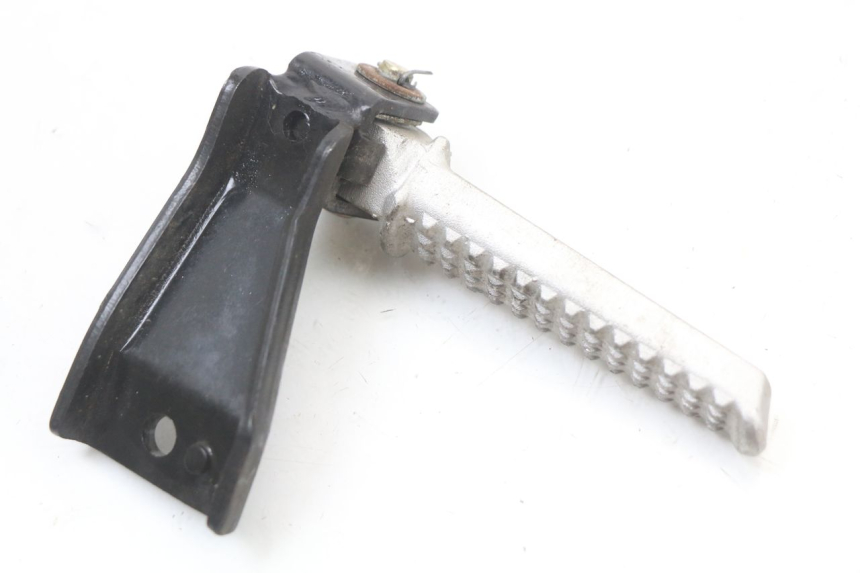 photo de Rear left footrest mounting plate DAELIM A-FOUR 2T 50 (2005 - 2012) - Autre angle de vue