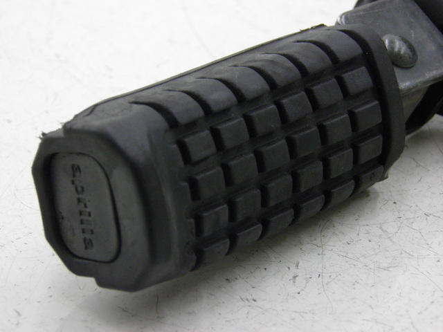 photo de PLATINE CALE PIED ARRIERE GAUCHE APRILIA SCARABEO 100 (2003 - 2012) - Détail de la pièce