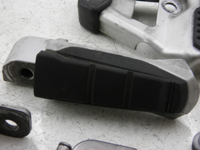 photo de PLATINE CALE PIED ARRIERE GAUCHE BMW R RS 1150 (2001 - 2005) - Détail de la pièce