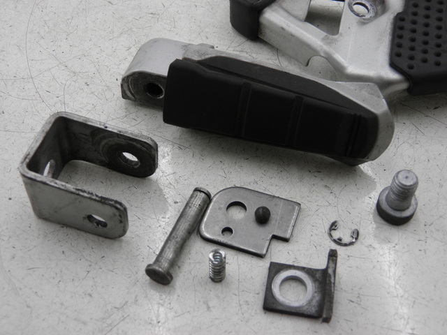 photo de PLATINE CALE PIED ARRIERE GAUCHE BMW R RS 1150 (2001 - 2005) - Points de fixation