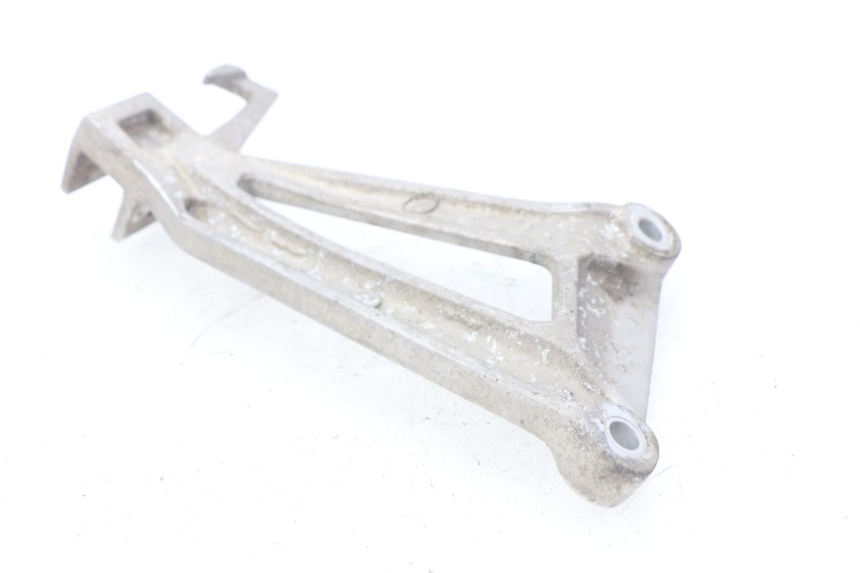 photo de PLATINE CALE PIED ARRIERE GAUCHE HONDA CBR R 125 (2003 - 2006) - Détail de la pièce