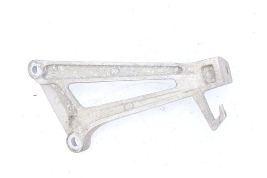 photo de PLATINE CALE PIED ARRIERE GAUCHE HONDA CBR R 125 (2003 - 2006) - Zoom état d’usage
