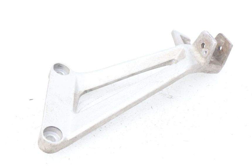 photo de PLATINE CALE PIED ARRIERE GAUCHE HONDA CBR R 125 (2003 - 2006) - Autre angle de vue