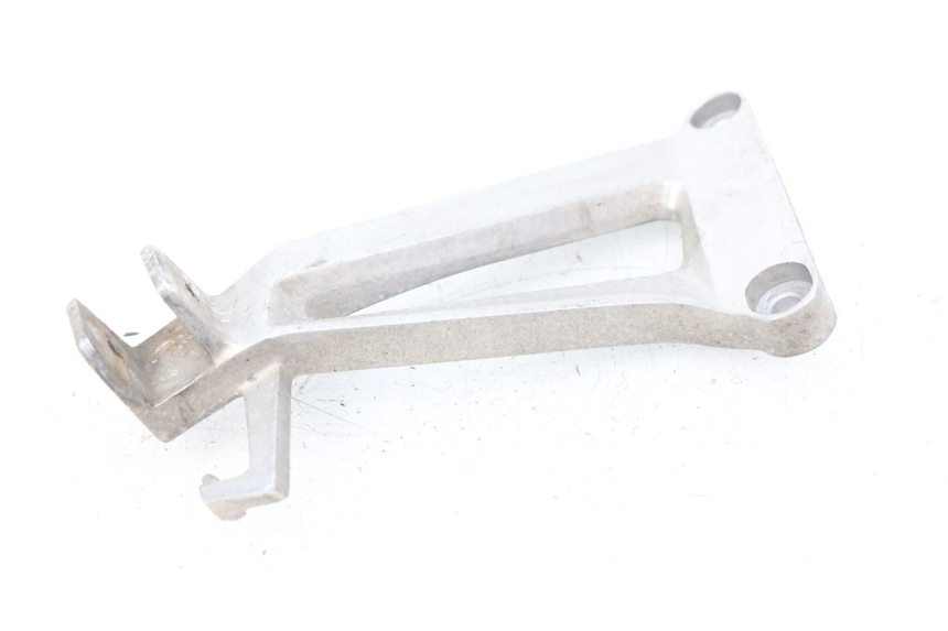 photo de PLATINE CALE PIED ARRIERE GAUCHE HONDA CBR R 125 (2003 - 2006) - Gros plan technique