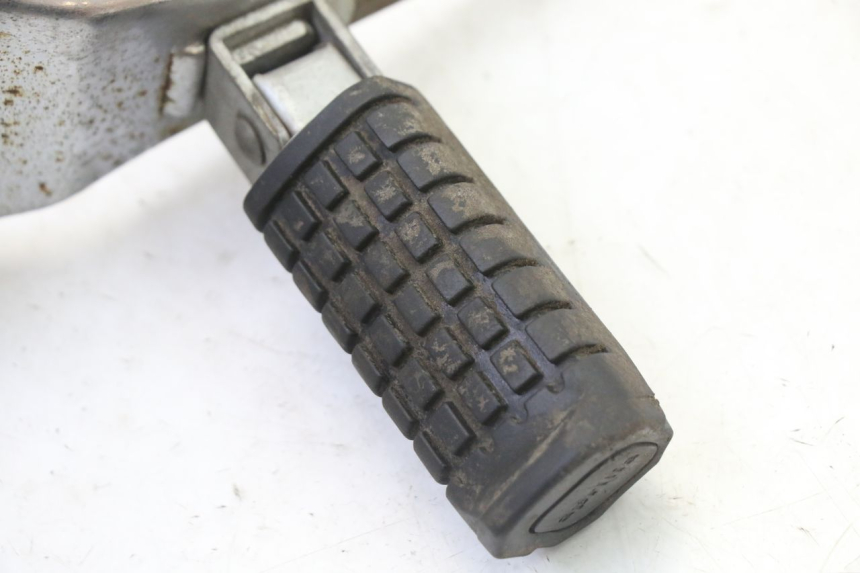 photo de PLATINE CALE PIED ARRIERE GAUCHE APRILIA CLASSIC 125 (1995 - 2001) - Autre angle de vue