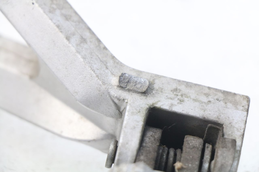 photo de PLATINE CALE PIED ARRIERE GAUCHE HYOSUNG COMET GTR 125 (2007 - 2014) - Détail de la pièce