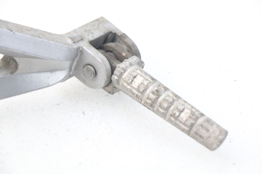 photo de PLATINE CALE PIED ARRIERE GAUCHE HYOSUNG COMET GTR 125 (2007 - 2014) - Autre angle de vue