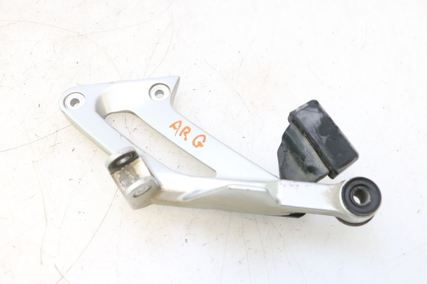 photo de PLATINE CALE PIED ARRIERE GAUCHE YAMAHA FJR 1300 (2001 - 2005) - Gros plan technique