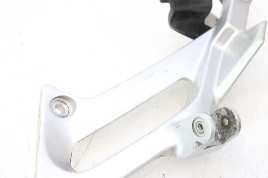 photo de PLATINE CALE PIED ARRIERE GAUCHE YAMAHA FJR 1300 (2001 - 2005) - Points de fixation