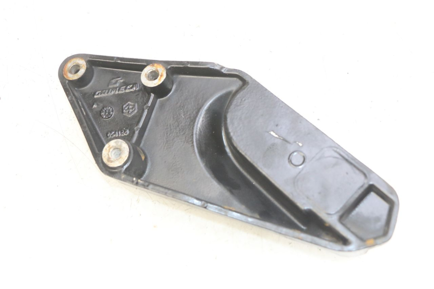 photo de PLATINE CALE PIED ARRIERE GAUCHE GILERA GP 800 (2007 - 2013) - Autre angle de vue