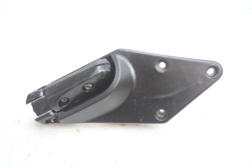 photo de PLATINE CALE PIED ARRIERE GAUCHE GILERA GP 800 (2007 - 2013) - Points de fixation