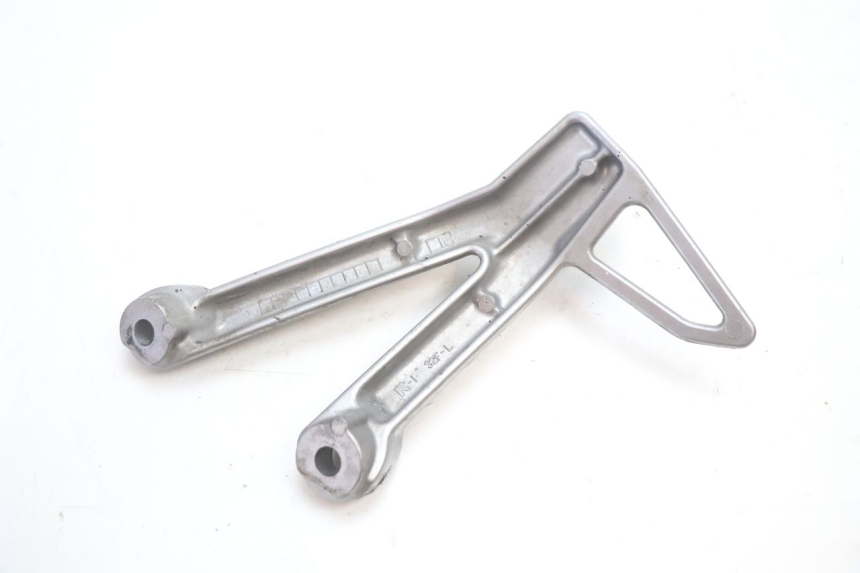 photo de PLATINE CALE PIED ARRIERE GAUCHE SUZUKI GSF N BANDIT 1200 (2001 - 2005) - Gros plan technique