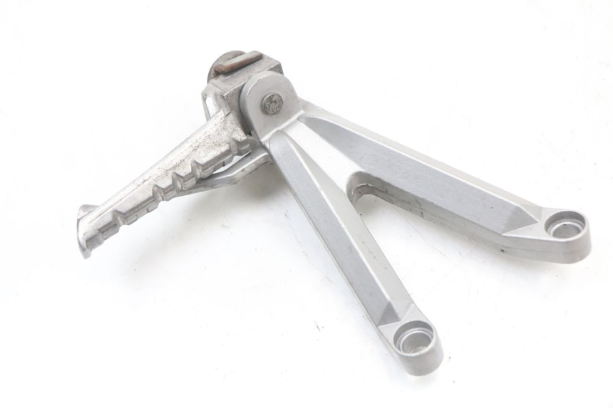 photo de PLATINE CALE PIED ARRIERE GAUCHE HYOSUNG GTR 125 (2006 - 2008) - Détail de la pièce