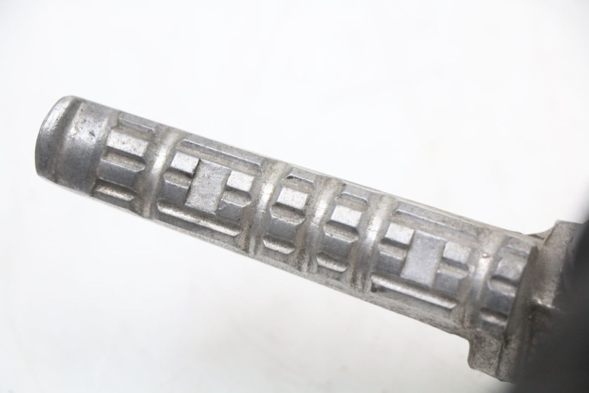 photo de PLATINE CALE PIED ARRIERE GAUCHE HYOSUNG GTR 125 (2006 - 2008) - Autre angle de vue