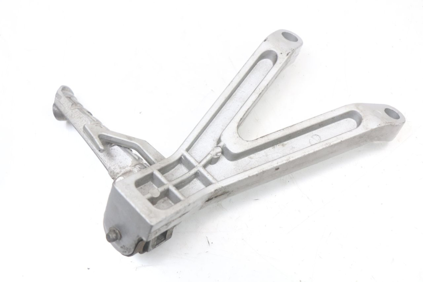 photo de PLATINE CALE PIED ARRIERE GAUCHE HYOSUNG GTR 125 (2006 - 2008) - Gros plan technique