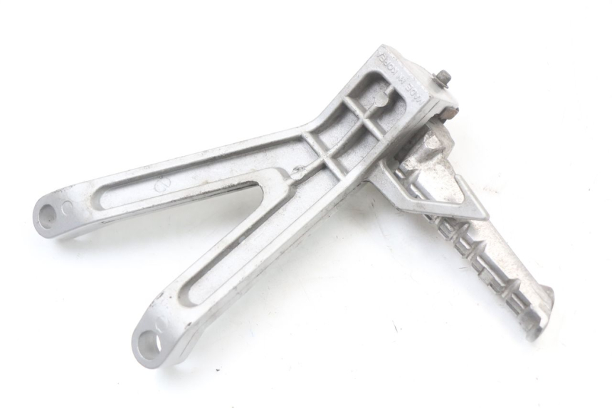 photo de PLATINE CALE PIED ARRIERE GAUCHE HYOSUNG GTR 125 (2006 - 2008) - Vue d’ensemble