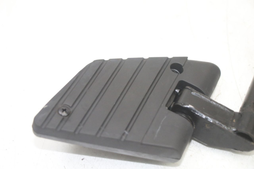 photo de PLATINE CALE PIED ARRIERE GAUCHE KYMCO PEOPLE S 125 (2000 - 2008) - Détail de la pièce