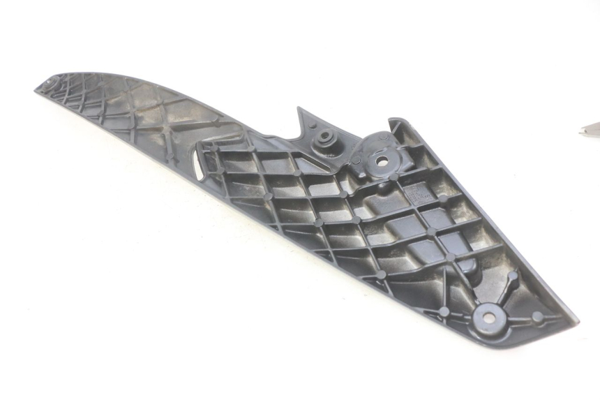 photo de PLATINE CALE PIED ARRIERE GAUCHE GILERA NEXUS 125 (2009 - 2013) - Gros plan technique