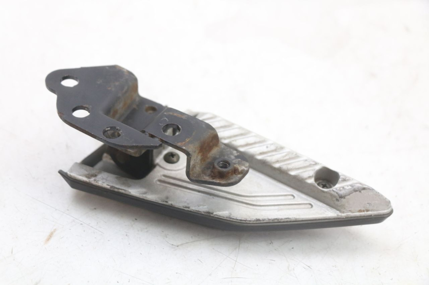 photo de PLATINE CALE PIED ARRIERE GAUCHE PEUGEOT BELVILLE 125 (2017 - 2021) - État de surface