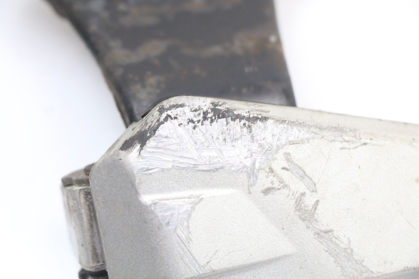 photo de PLATINE CALE PIED ARRIERE GAUCHE HONDA SH ABS 125 (2012 - 2017) - État de surface