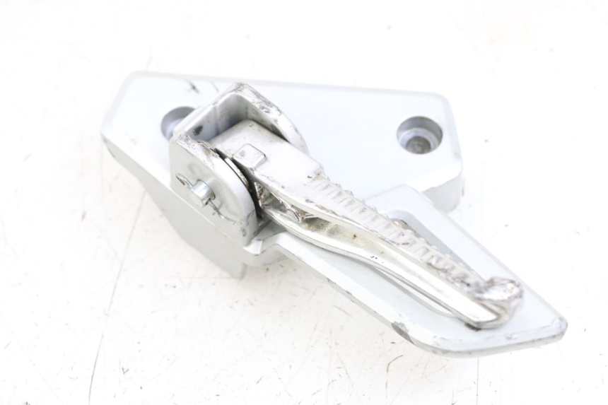 photo de PLATINE CALE PIED ARRIERE GAUCHE PEUGEOT SPEEDFIGHT 4 2T 50 (2015 - 2019) - Gros plan technique