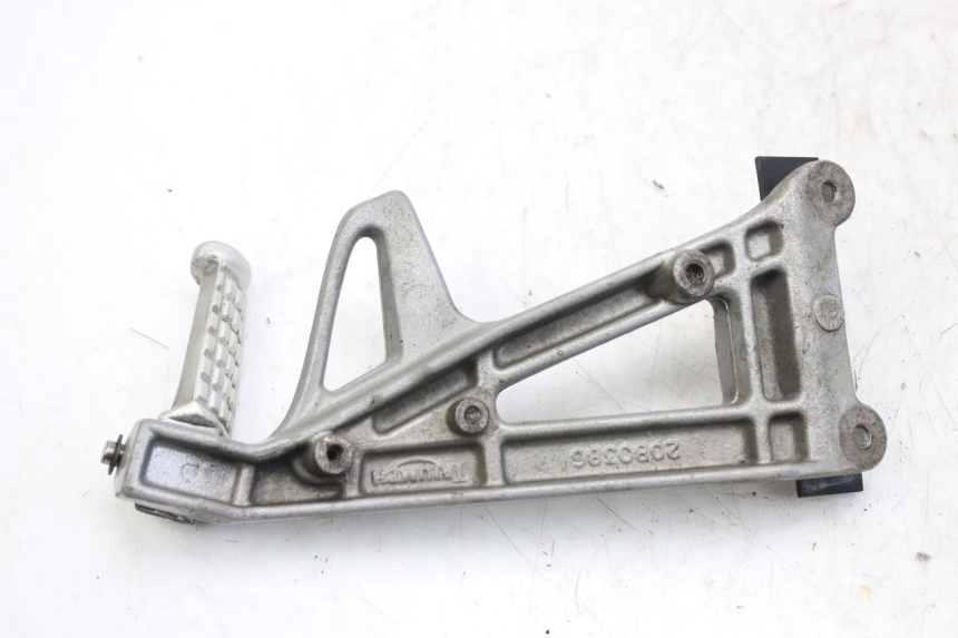 photo de PLATINE CALE PIED ARRIERE GAUCHE TRIUMPH SPRINT ST 955 (1999 - 2001) - Détail de la pièce