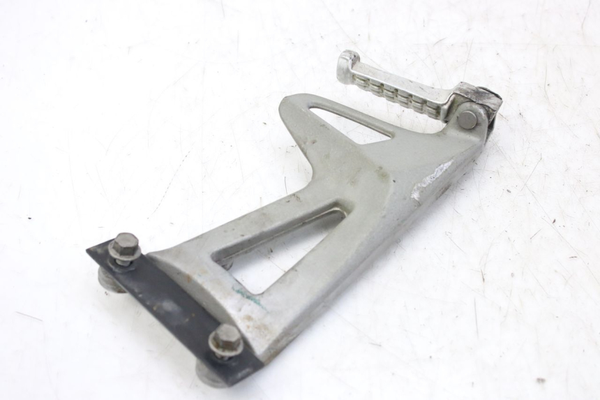photo de PLATINE CALE PIED ARRIERE GAUCHE TRIUMPH SPRINT ST 955 (1999 - 2001) - Autre angle de vue
