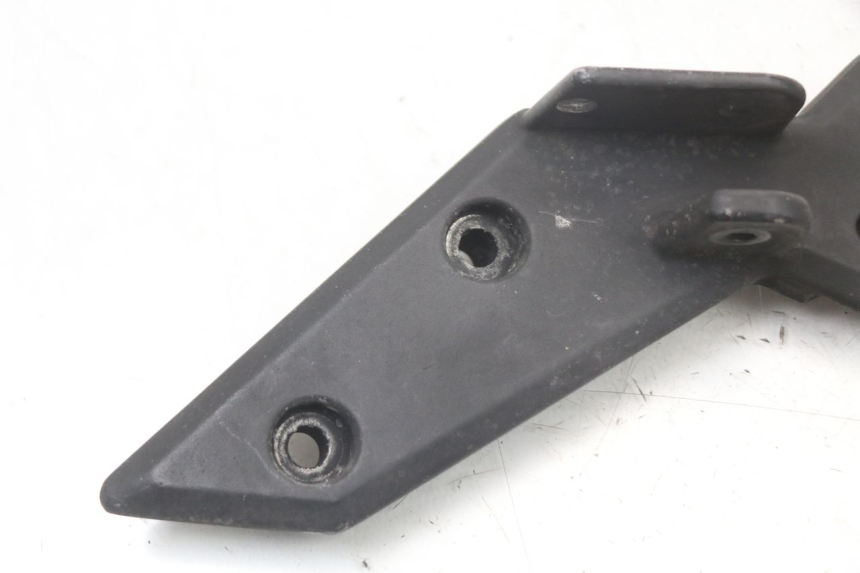 photo de PLATINE CALE PIED ARRIERE GAUCHE KYMCO SUPER 8 125 (2008 - 2015) - Détail de la pièce