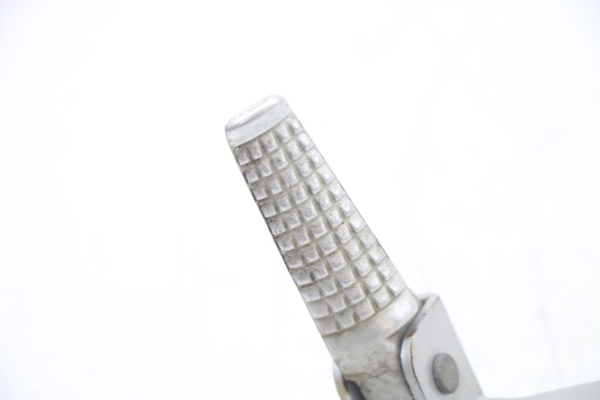 photo de PLATINE CALE PIED ARRIERE GAUCHE SUZUKI GSF S BANDIT 600 (2000 - 2004) - Zoom état d’usage