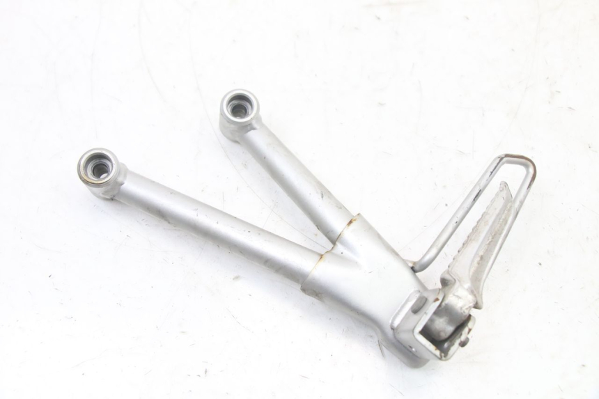 photo de PLATINE CALE PIED ARRIERE GAUCHE SUZUKI GSF S BANDIT 600 (2000 - 2004) - Vue d’ensemble