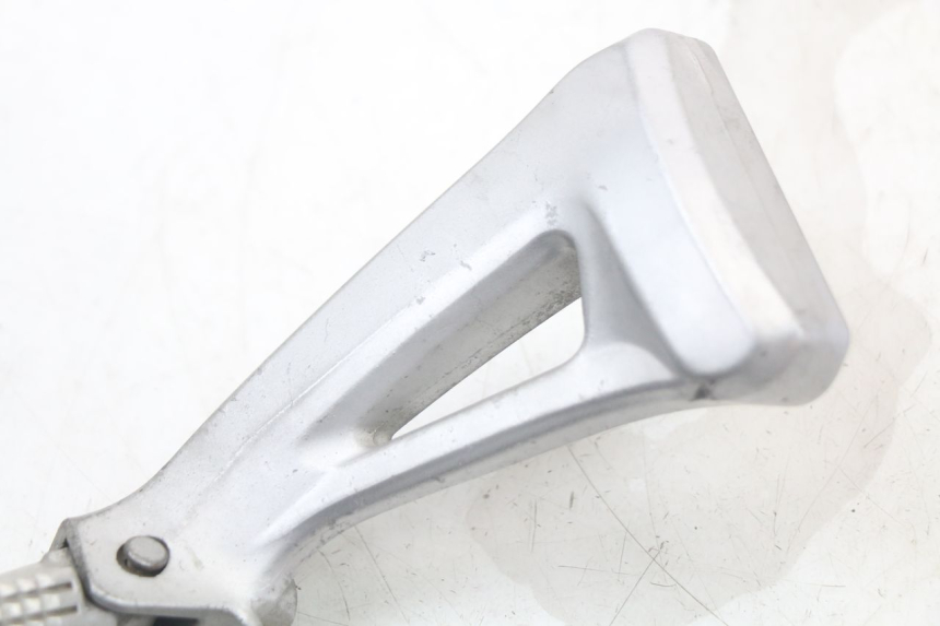 photo de PLATINE CALE PIED ARRIERE GAUCHE SUZUKI SV N 650 (1999 - 2002) - Zoom état d’usage