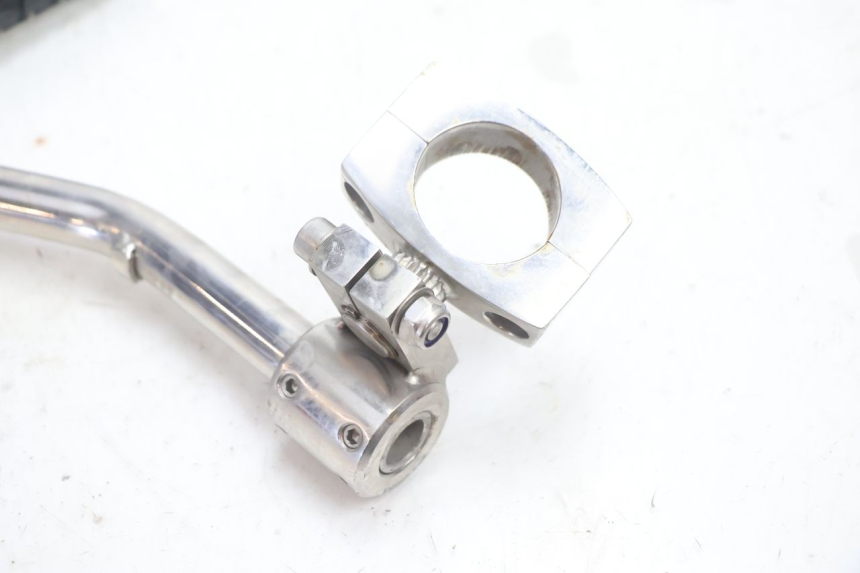 photo de PLATINE CALE PIED ARRIERE GAUCHE BOOM TRIKE FUN 500 (2004 - 2010) - Autre angle de vue