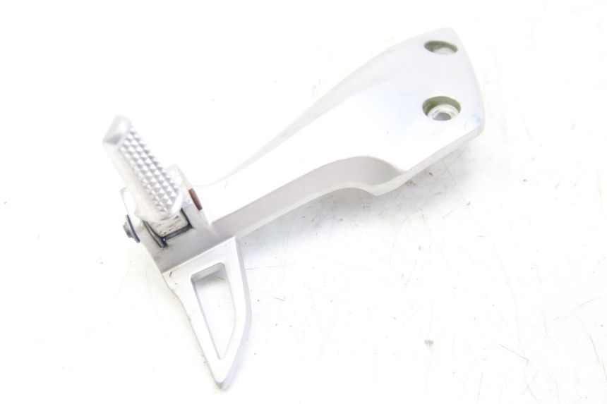 photo de PLATINE CALE PIED ARRIERE GAUCHE HONDA VISION NSC R 50 (2013 - 2015) - Autre angle de vue