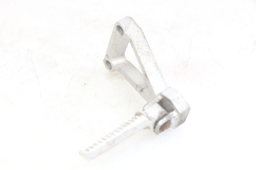 photo de PLATINE CALE PIED ARRIERE GAUCHE DAELIM VJ ROADWIN FI 125 (2008 - 2017) - Vue d’ensemble