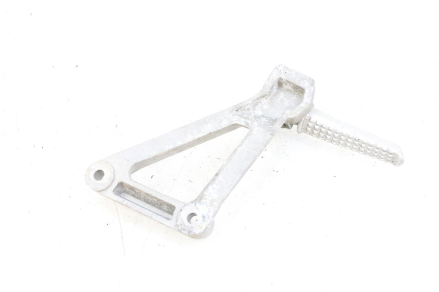 photo de PLATINE CALE PIED ARRIERE GAUCHE DAELIM VJ ROADWIN FI 125 (2008 - 2017) - Détail de la pièce