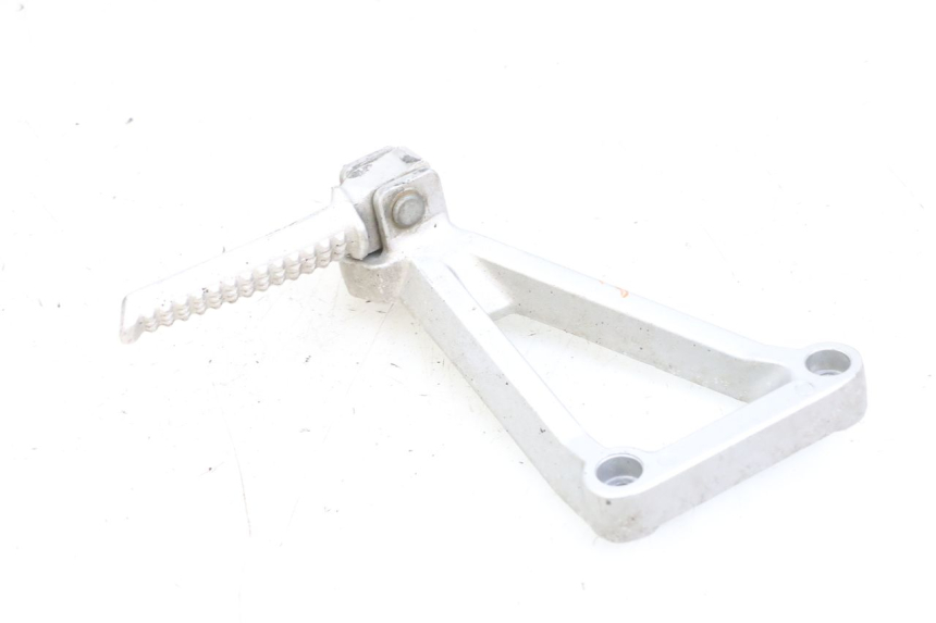 photo de PLATINE CALE PIED ARRIERE GAUCHE DAELIM VJ ROADWIN FI 125 (2008 - 2017) - Gros plan technique