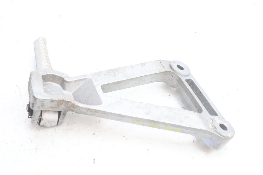 photo de PLATINE CALE PIED ARRIERE GAUCHE DAELIM VJ ROADWIN 125 (2004 - 2007) - Gros plan technique