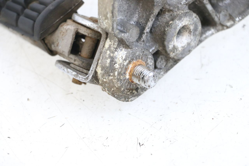 photo de PLATINE CALE PIED ARRIERE GAUCHE YAMAHA XJ F 900 (1983 - 1994) - Gros plan technique