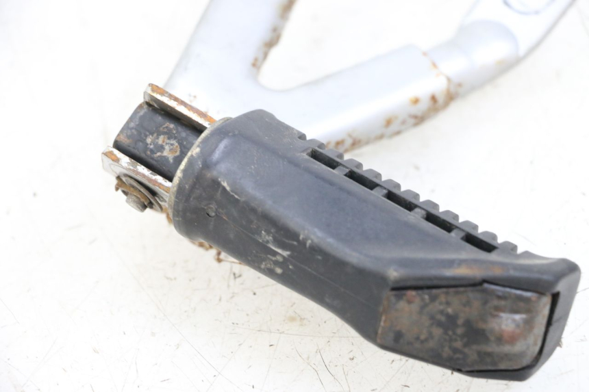 photo de Rear left footrest mounting plate HYOSUNG XRX 125 (2000 - 2008) - Détail de la pièce