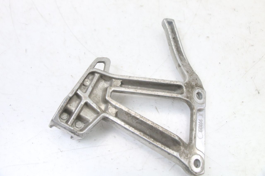 photo de PLATINE CALE PIED ARRIERE GAUCHE YAMAHA FZS FAZER 600 (2001 - 2003) - Gros plan technique