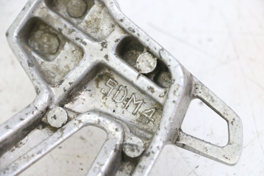 photo de PLATINE CALE PIED ARRIERE GAUCHE YAMAHA FZS FAZER 600 (2001 - 2003) - Détail de la pièce